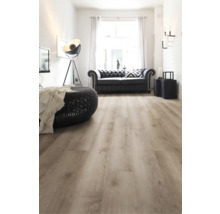 Lichte woonkamer met houten vloer, bank en decoratie