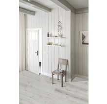 Lichte kamer met houten vloer, houten wand, deur en houten stoel