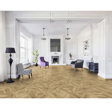 Lichte kamer met visgraatparket, fauteuils, bank en open haard