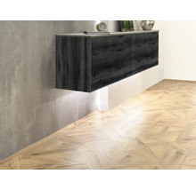 Hangende kast met houten structuur in een moderne woonkamer