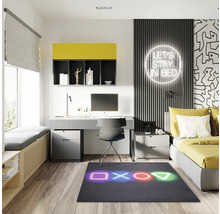 Gedecoreerde tienerkamer met bureau, bed en een tapijt met print