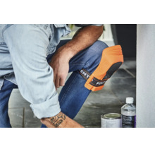 Ambachtsman met Fento kniebeschermers aan het werk