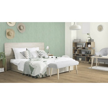 Slaapkamer met tweepersoonsbed, zitbank, plank en decoratieve wanddecoratie