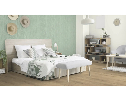 Slaapkamer met tweepersoonsbed, zitbank, plank en decoratieve wanddecoratie