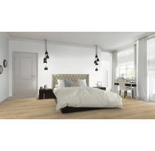 Lichte slaapkamer met bed, nachtkastjes, hanglampen en bureau bij het raam.