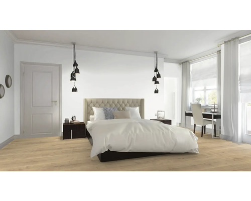 Lichte slaapkamer met bed, nachtkastjes, hanglampen en bureau bij het raam.