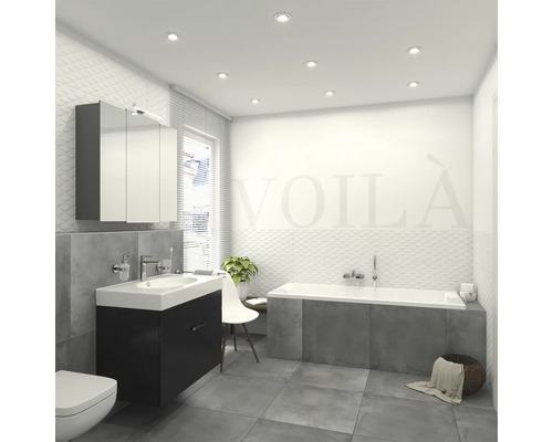 Lichte badkamer met bad, wastafel, spiegelkast en toilet