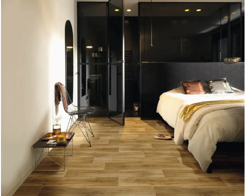 Slaapkamer met houten vloer, bed en zwarte glazen deuren