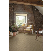 Zolderkamer met houten balken, bakstenen muur, raam en houten vloer in visgraatmotief, gedecoreerd met kamerplanten en fauteuils