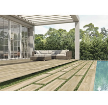 Terras met houten planken, tuinmeubelen en zwembad