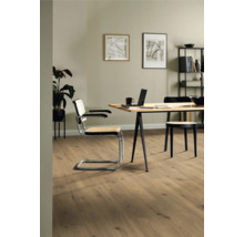 Lichte ruimte met eettafel, stoelen, rekken en houten vloer