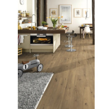 Keuken met houten balken, kookeiland, barkrukken en houten vloer