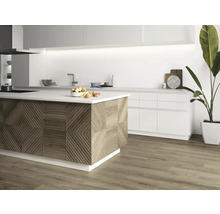 Moderne keuken met kookeiland, witte kasten en houten vloer.