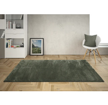Interieurscène met vloerkleed, stoel, plank en foto