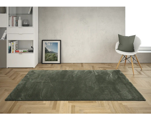 Interieurscène met vloerkleed, stoel, plank en foto