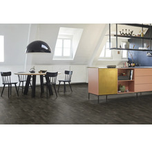 Eetkamer met houten vloer in visgraatmotief, eettafel, stoelen en kitchenette