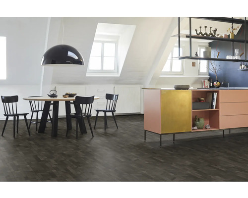 Eetkamer met houten vloer in visgraatmotief, eettafel, stoelen en kitchenette