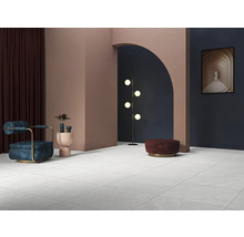Lichte ruimte met tegelvloer, fauteuil en decoratie