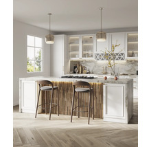 Moderne keuken met kookeiland, barkrukken en hanglampen