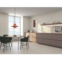 Lichte eetkamer met eettafel, stoelen, hanglamp en keukenblok