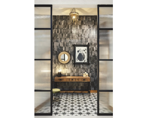 Interieur met console, wanddecoratie, spiegel en decoratieve verlichting