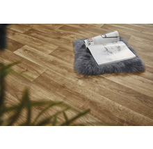 Lichte houten vloer met tijdschrift op een vloerkleed