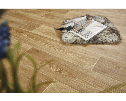 Vloerbedekking met houtlook en tijdschrift op een tapijt