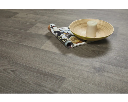 Vloerbedekking met houtlook, tijdschrift en decoratieve schaal