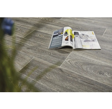 Gelegd laminaat met houtlook en tijdschrift