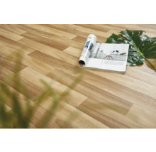Close-up van een vloer met houten decor, een tijdschrift en een blad