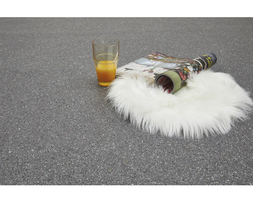 Decoratieve scène met drankje, tijdschrift en tapijt op een grijze achtergrond
