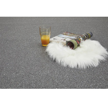 Scene met glas sinaasappelsap, tijdschrift en schapenvachtkleed