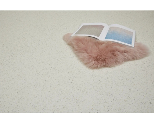 Scene met een boek op een vloerkleed op een gestructureerde vloer