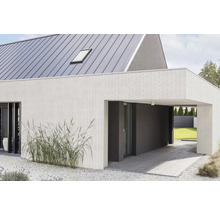 Modern huis met carport, lichte gevel en metalen dak