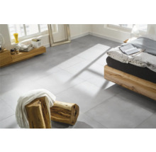 Lichte kamer met keramische vloertegels in moderne stijl.
