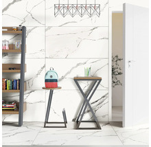 Lichte ruimte met boekenplank, kruk, tafel, lamp en tegels met marmerlook