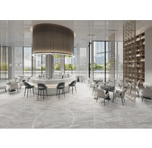 Interieur met ronde bartafel, stoelen en stenen tegelvloer