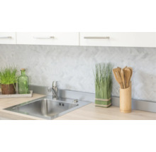 Spoelbak met kraan, decoratie en betegelde achterwand