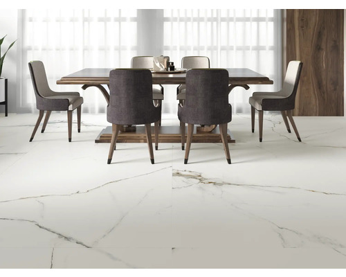 Eetkamer met eettafel, stoelen en vloertegels met marmerlook.