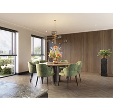 Lichte eetkamer met eettafel, stoelen, bloemstuk en hanglamp