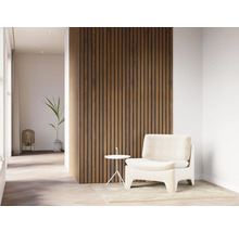Lichte woonkamer met fauteuil, bijzettafel en houten panelen