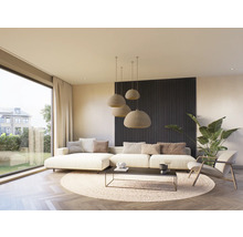 Woonkamer met groot raam, bank, salontafel, vloerkleed, fauteuils en hanglampen