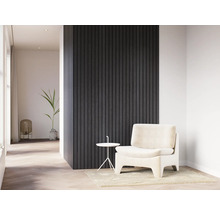 Woonkamer met fauteuil, bijzettafel en wandpanelen