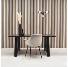 Eetkamer met eettafel, stoel en decoratie voor een wandbekleding.