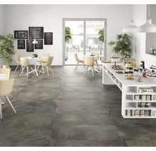 Café-interieur met tafels, stoelen en keramische vloertegels