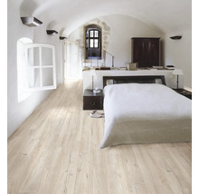 Slaapkamer met houten vloer, bed en raam