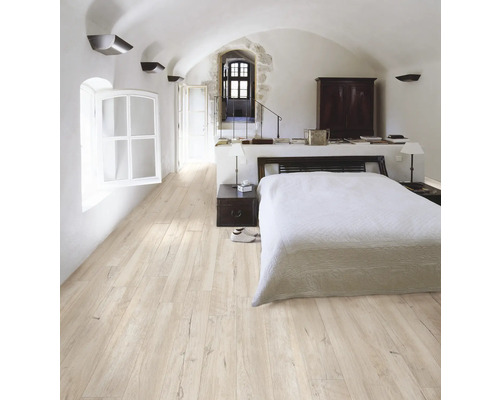 Lichte slaapkamer met houten vloer, bed en raam