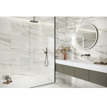 Moderne badkamer met marmeren tegels, douche en wastafel