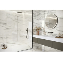 Badkamer met douche, wastafel en spiegel met marmeren tegels