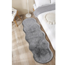 Grijs tapijt in een slaapkamer met bed